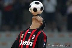Смотри видео: Видео. Презентация Роналдиньо, как нового игрока «Милана»
